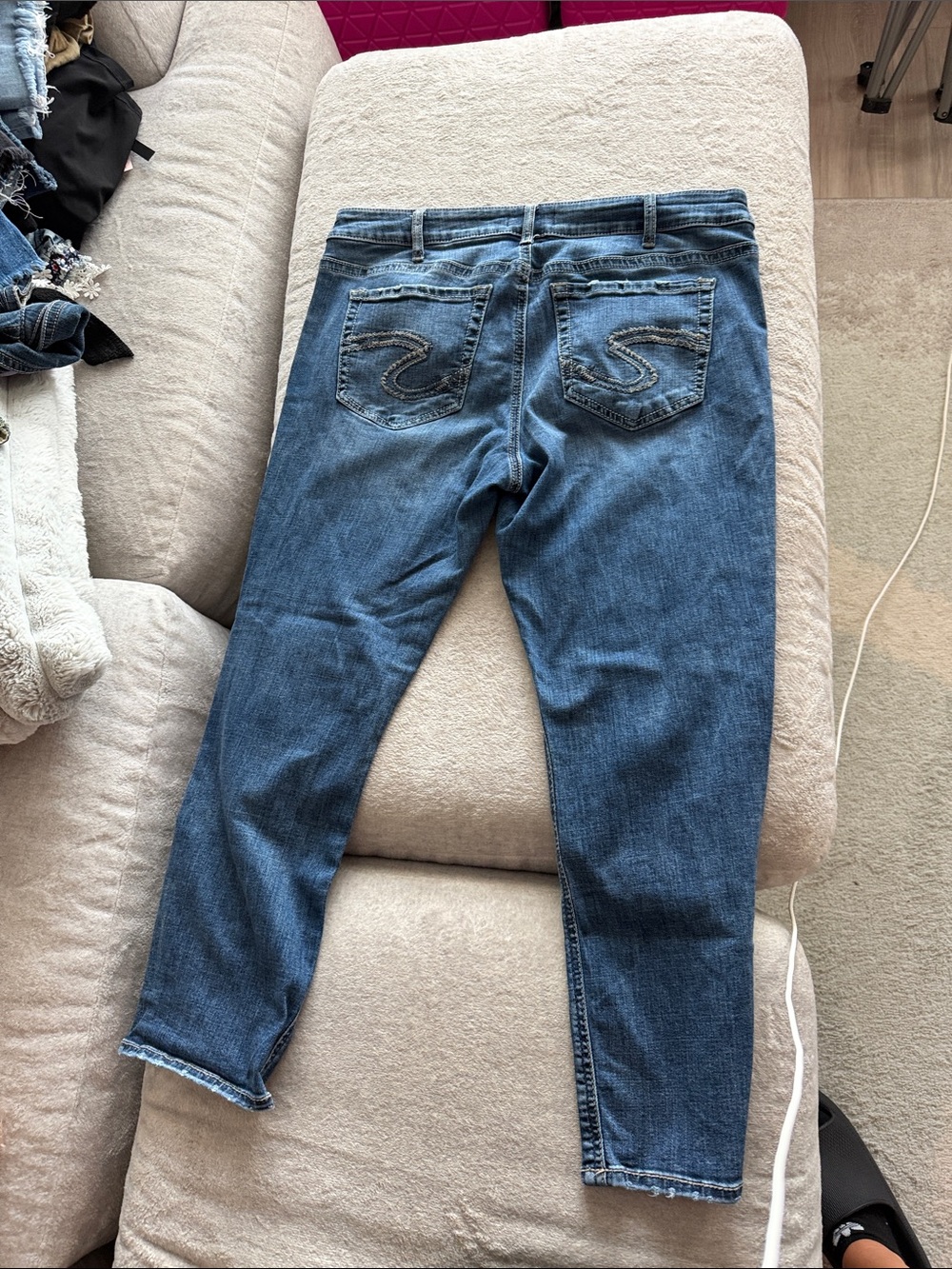 Women’s Silver Jeans capris- Classic Mid Wash